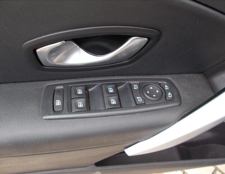 Renault Fluence 25