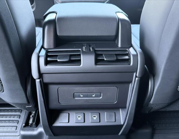 Land Rover Defender 21