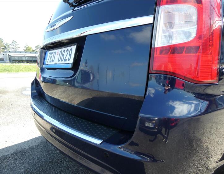 Chrysler Town & Country 9