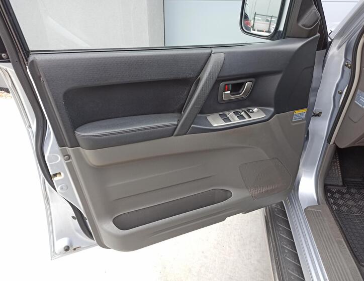 Mitsubishi Pajero 24