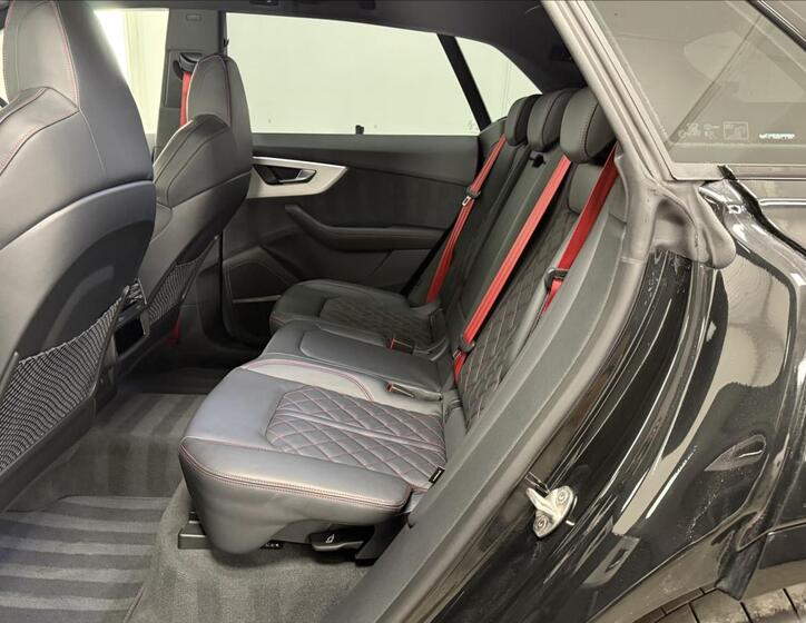 Audi Q8 13