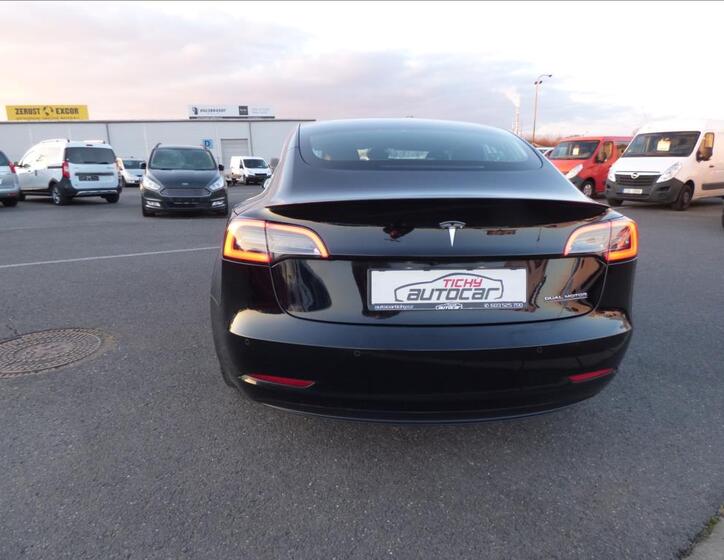 Tesla Model 3 4