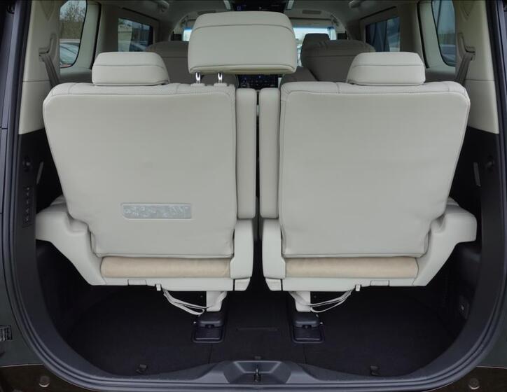 Lexus LM 350h 17