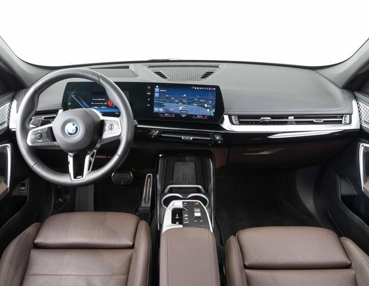 BMW iX1 13