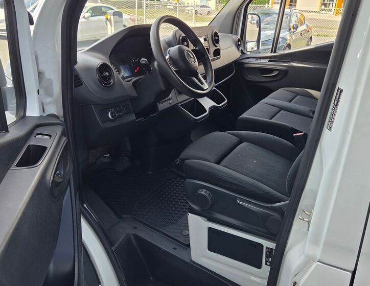 Mercedes-Benz Sprinter 9