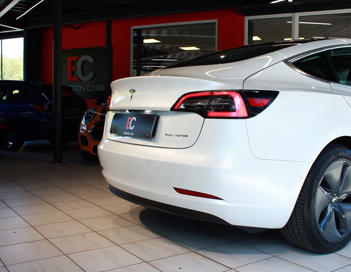 Tesla Model 3 8