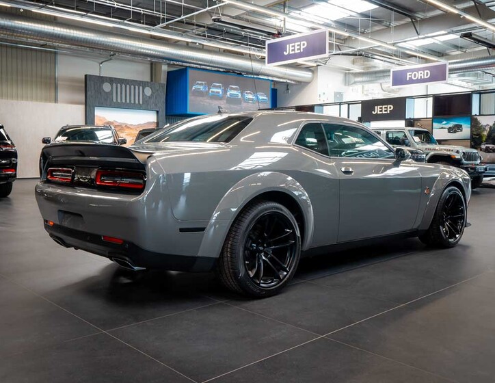 Dodge Challenger 8