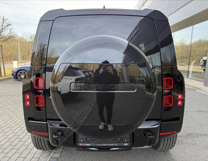 Land Rover Defender 9