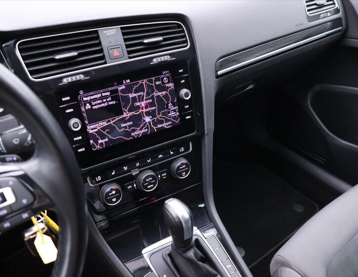 Volkswagen Golf 23