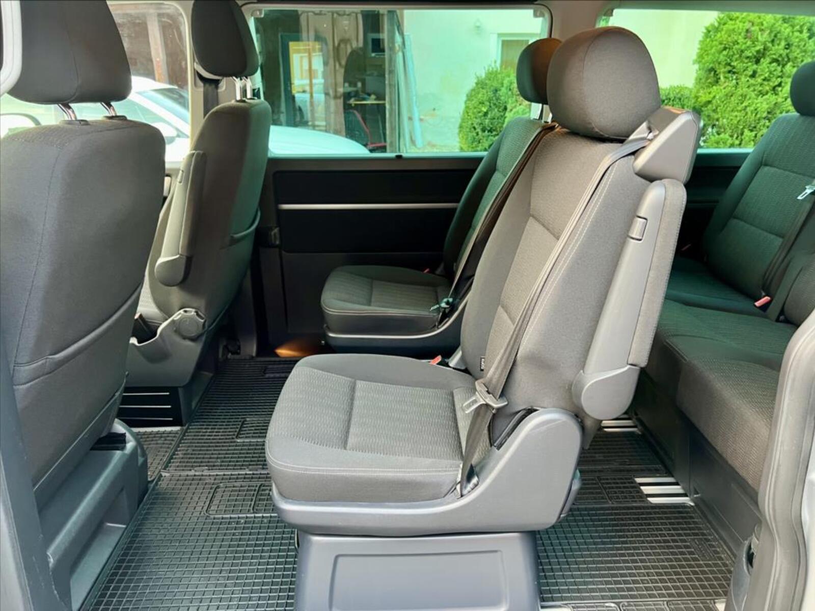 Volkswagen Multivan 13