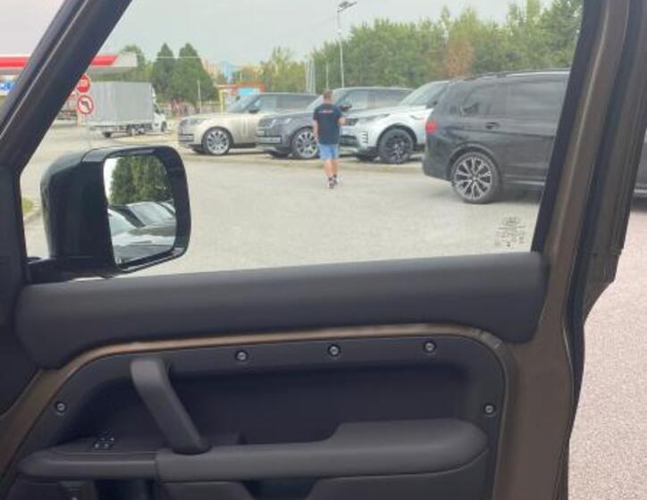 Land Rover Defender 27