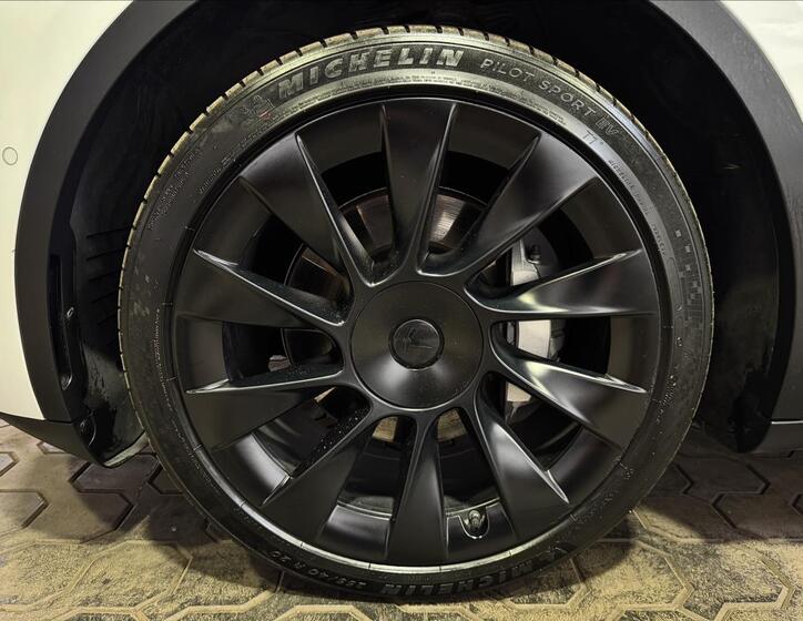 Tesla Model Y 33