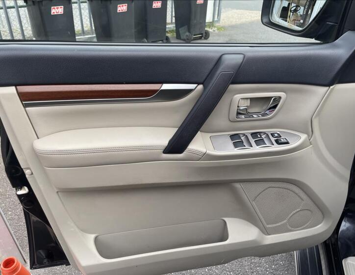 Mitsubishi Pajero 16