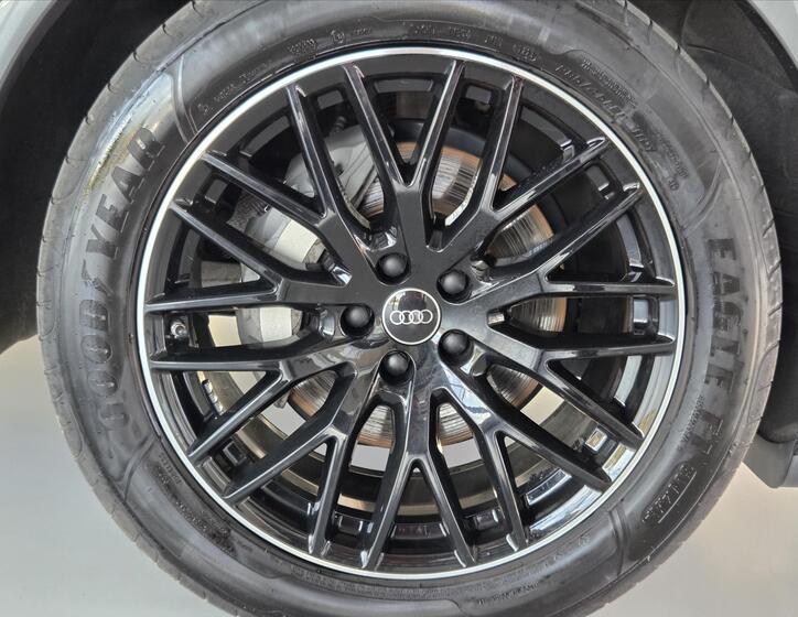 Audi Q7 25