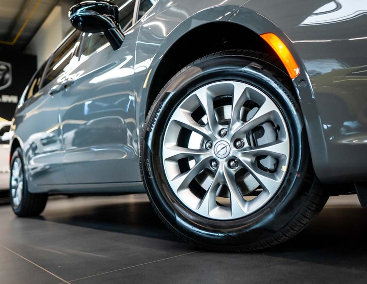 Chrysler Pacifica 35