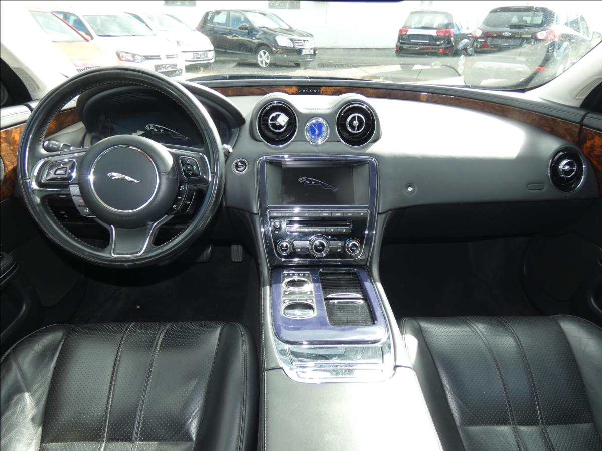 Jaguar XJ