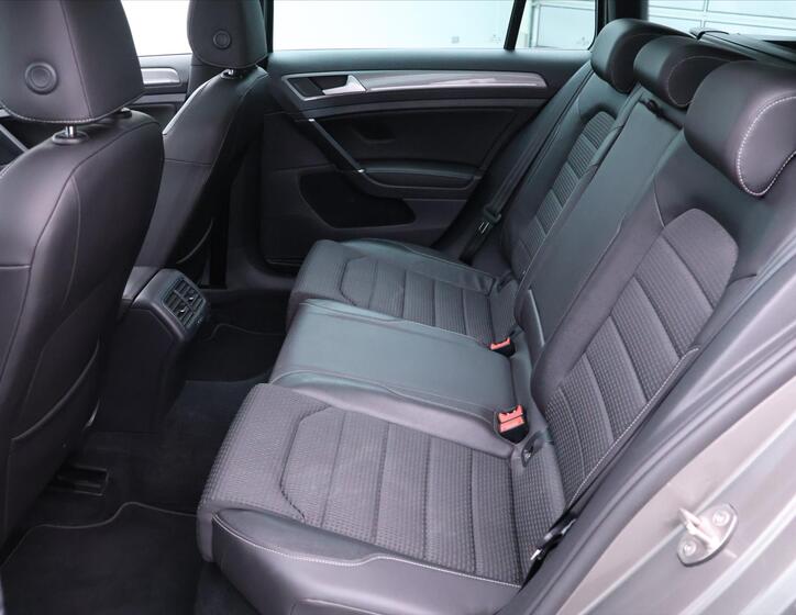 Volkswagen Golf 12