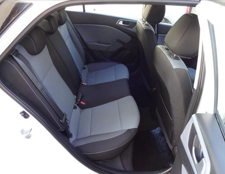 Hyundai i20 24