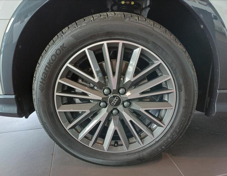 Audi Q3 8