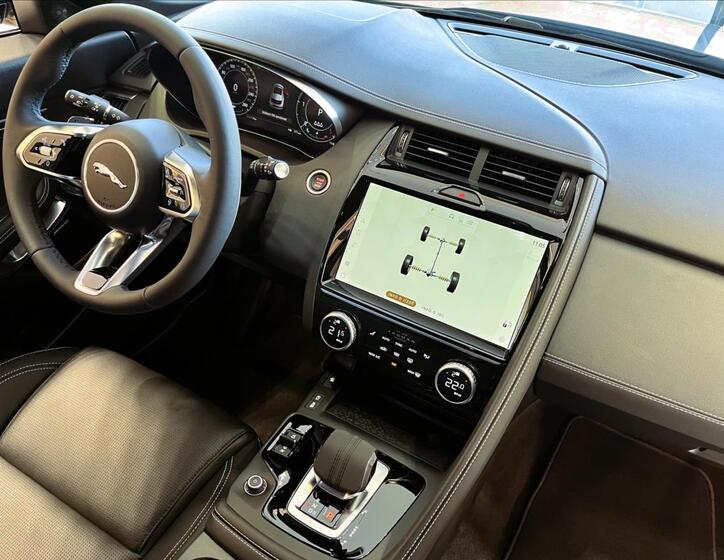 Jaguar E-Pace 25