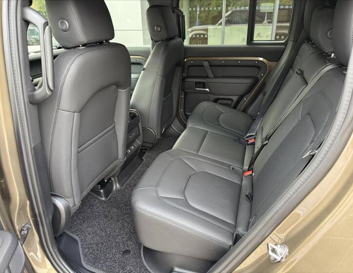 Land Rover Defender 26
