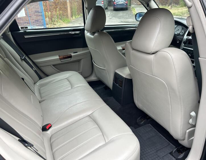Chrysler 300C 38