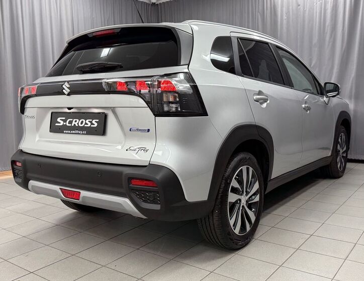 Suzuki S-Cross 8