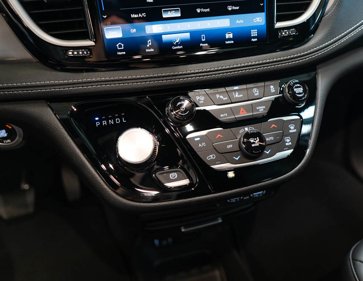 Chrysler Pacifica 25