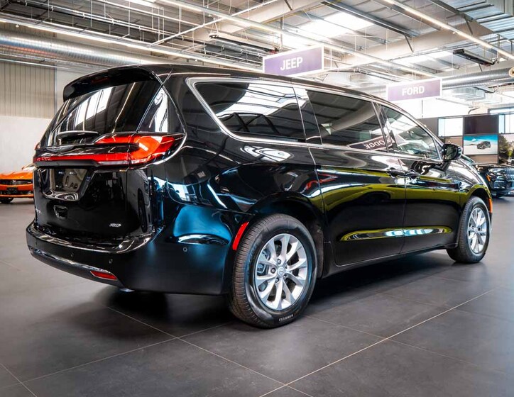 Chrysler Pacifica 9