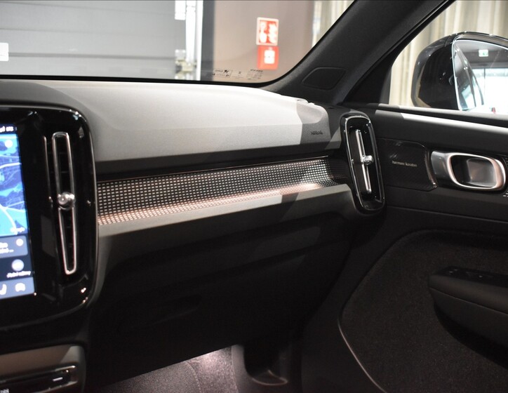 Volvo EX40 33