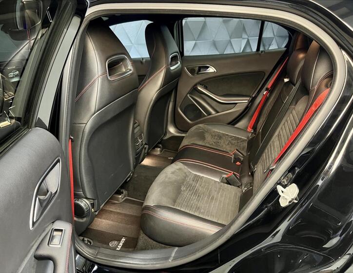 Mercedes-Benz GLA 12