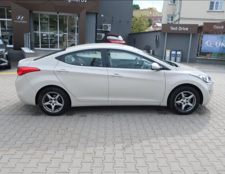 Hyundai Elantra 8
