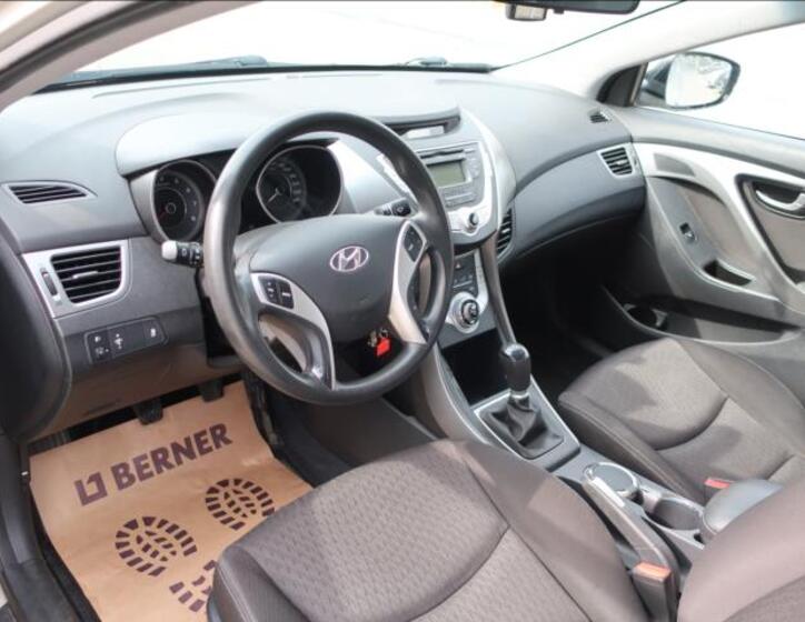 Hyundai Elantra 9