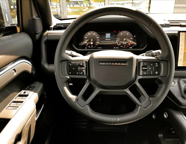 Land Rover Defender 8