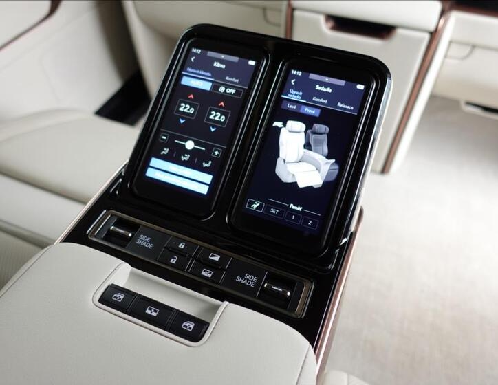 Lexus LM 350h 43