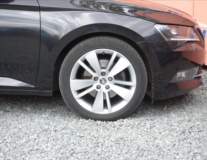 Škoda Superb 9