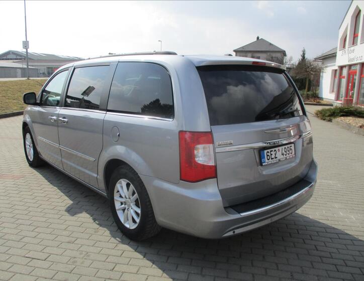 Chrysler Town & Country 3