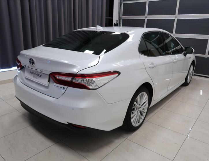 Toyota Camry 4
