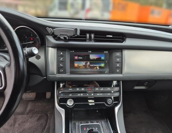 Jaguar XF 9