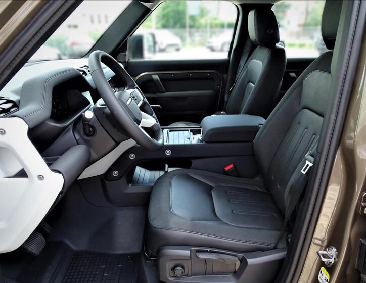 Land Rover Defender 8