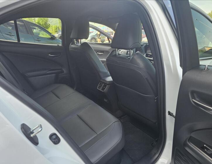 Lexus UX 300h 17
