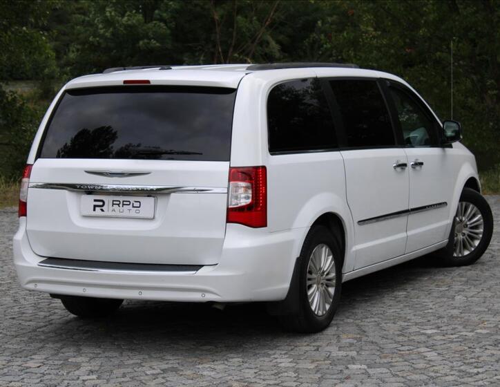Chrysler Town & Country 2