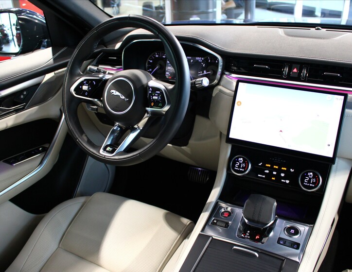 Jaguar F-Pace 16