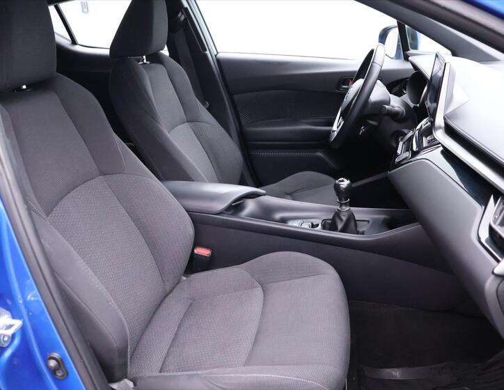 Toyota C-HR 11