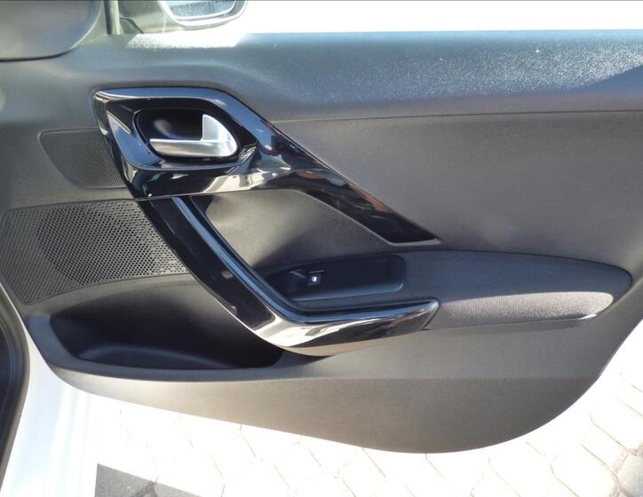 Peugeot 208 43