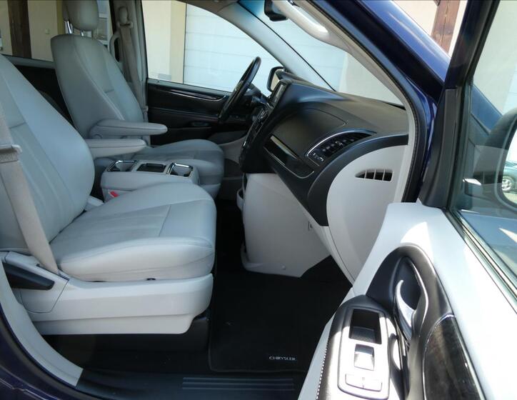 Chrysler Town & Country 18