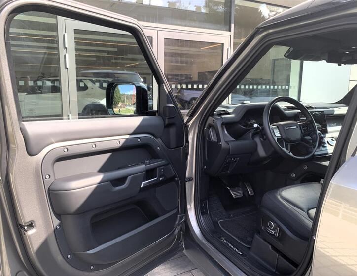 Land Rover Defender 11
