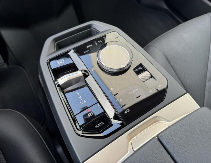 BMW iX 12