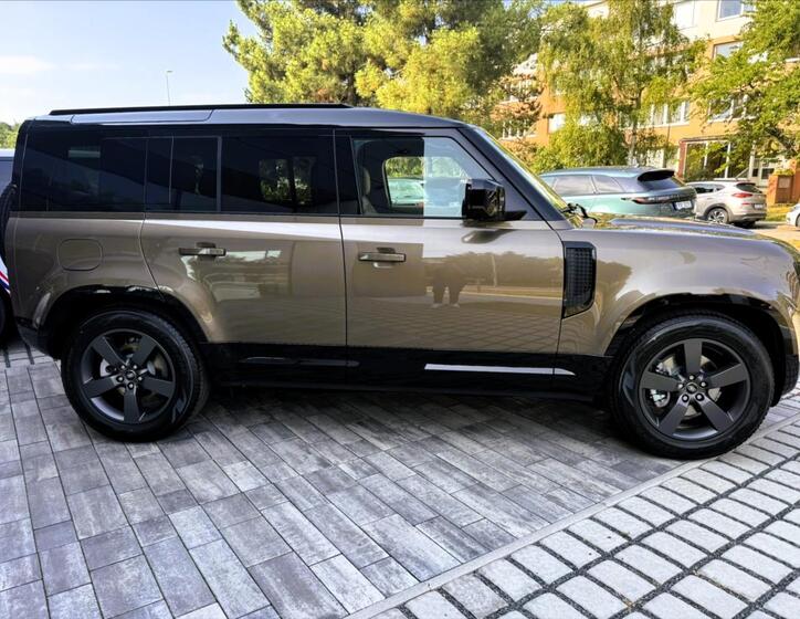 Land Rover Defender 6