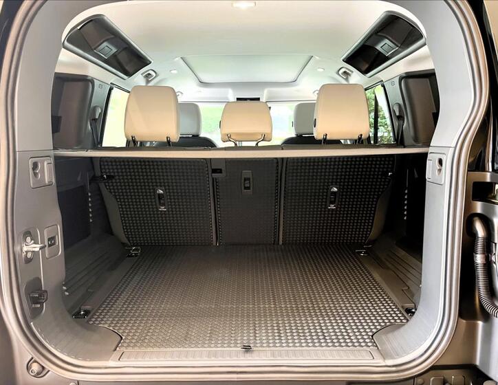 Land Rover Defender 6